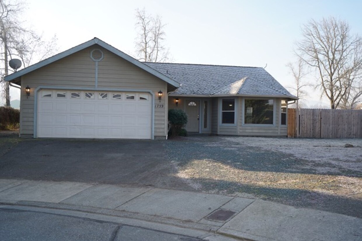 Primary Photo - 3 bedroom 2 bath Home For Rent in Grants Pass