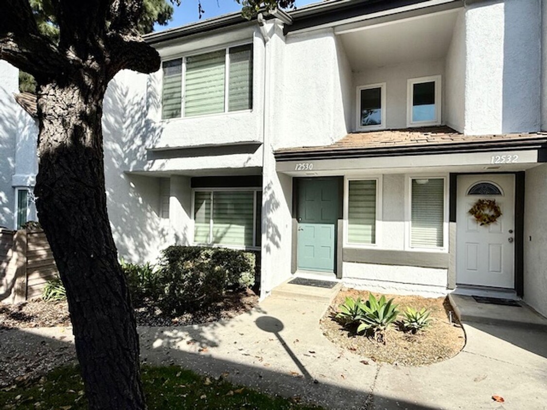 Foto principal - Charming 2-Bedroom Condo in Prime Cerritos...