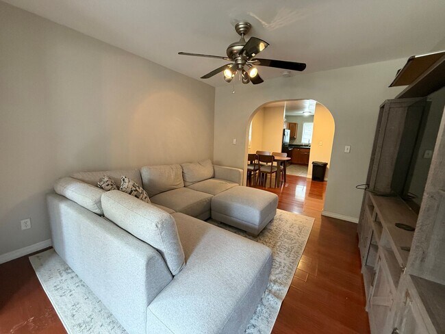 Foto del edificio - Spacious 4 Bedroom, 2 Bath Home — Close to...