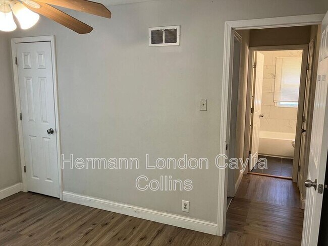Building Photo - 10072 Ashbrook Dr