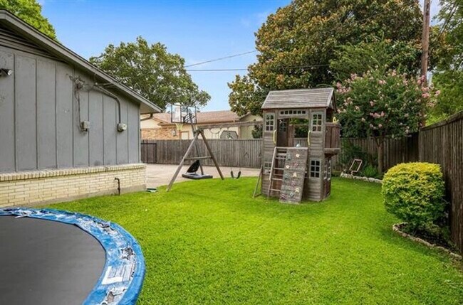 Building Photo - 1329 Cypress Dr