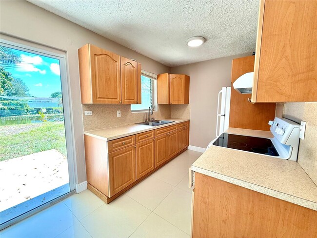 Building Photo - 6725 SW 27th Ct