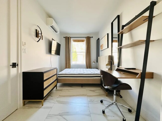 Foto del edificio - Furnished room/NOT APARTMENT