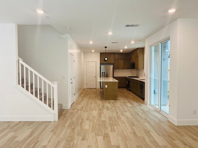 Building Photo - 2846 E Tamarind Dr
