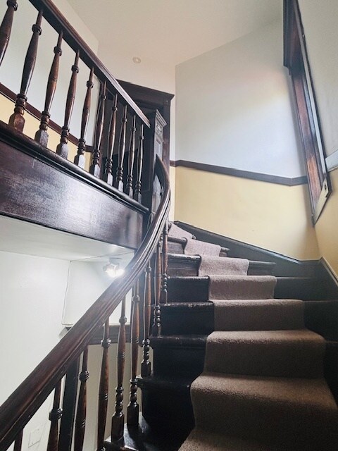 Gran escalera - 1612 N Cleveland Ave