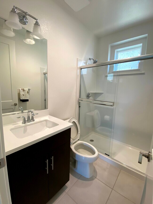 Full bath - 2747 Interlude St