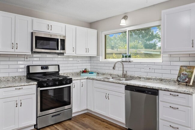 Building Photo - 540 Humes Ln