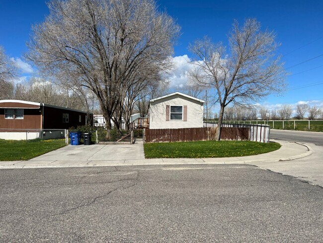 Foto del edificio - 2 Bedroom 2 Bath Updated Mobile Home in Cliffview Mobile Home Park. Very well kept-up area.