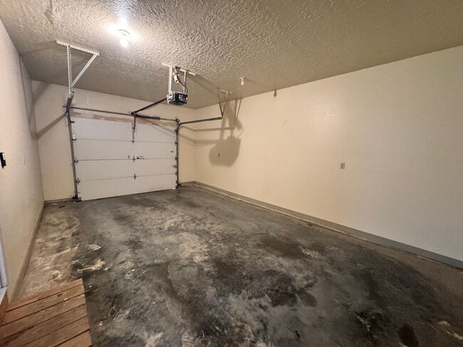 Building Photo - 2 Bedroom, 2 Bathroom Duplex