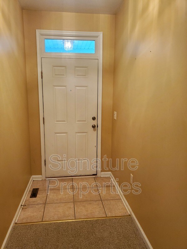 Building Photo - 386 Land Or Dr