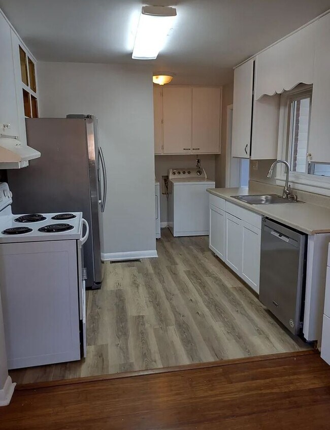 Foto del edificio - Updated 3 bedroom home located off Bardsto...