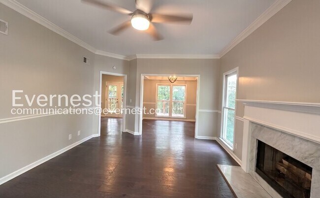 Building Photo - 3 Bed/2.5 Bath Home with Off-Street Parking / Pet-Friendly / Available Now!