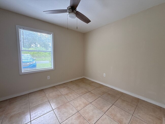 Building Photo - Desirable 3/1 Duplex