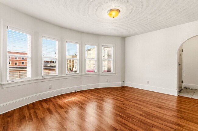 Foto del edificio - Spacious 3-Bedroom House in Oakland's Meadow Brook