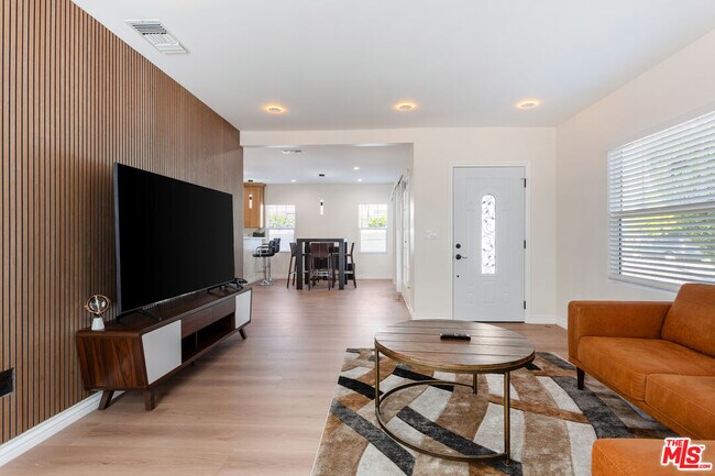 Foto del edificio - 1419 N Orange Dr