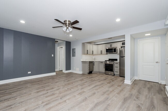 Building Photo - 7606 N Eastlake Terrace