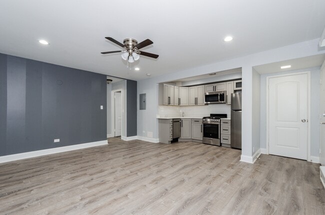 Building Photo - 7606 N Eastlake Terrace