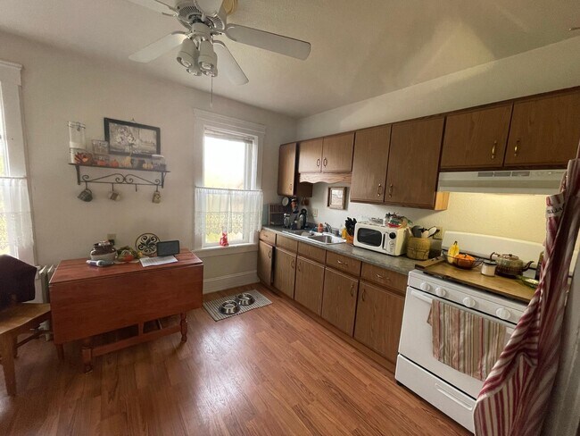 Kitchen - 113 Kettle Moraine Dr S