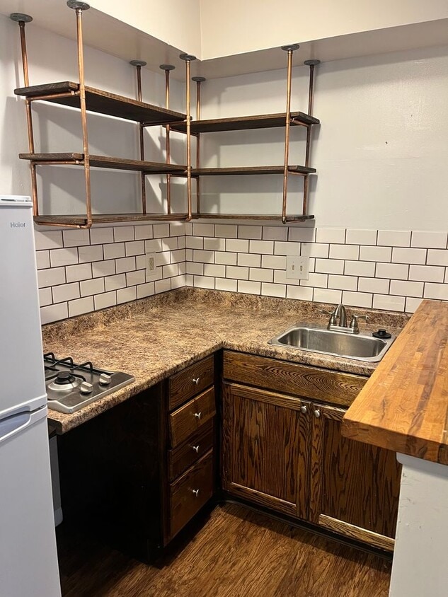 Building Photo - 695 Riverview