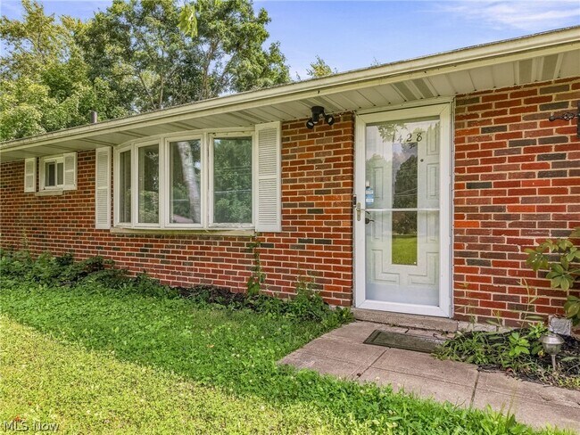 Building Photo - 1428 Laurel Dr