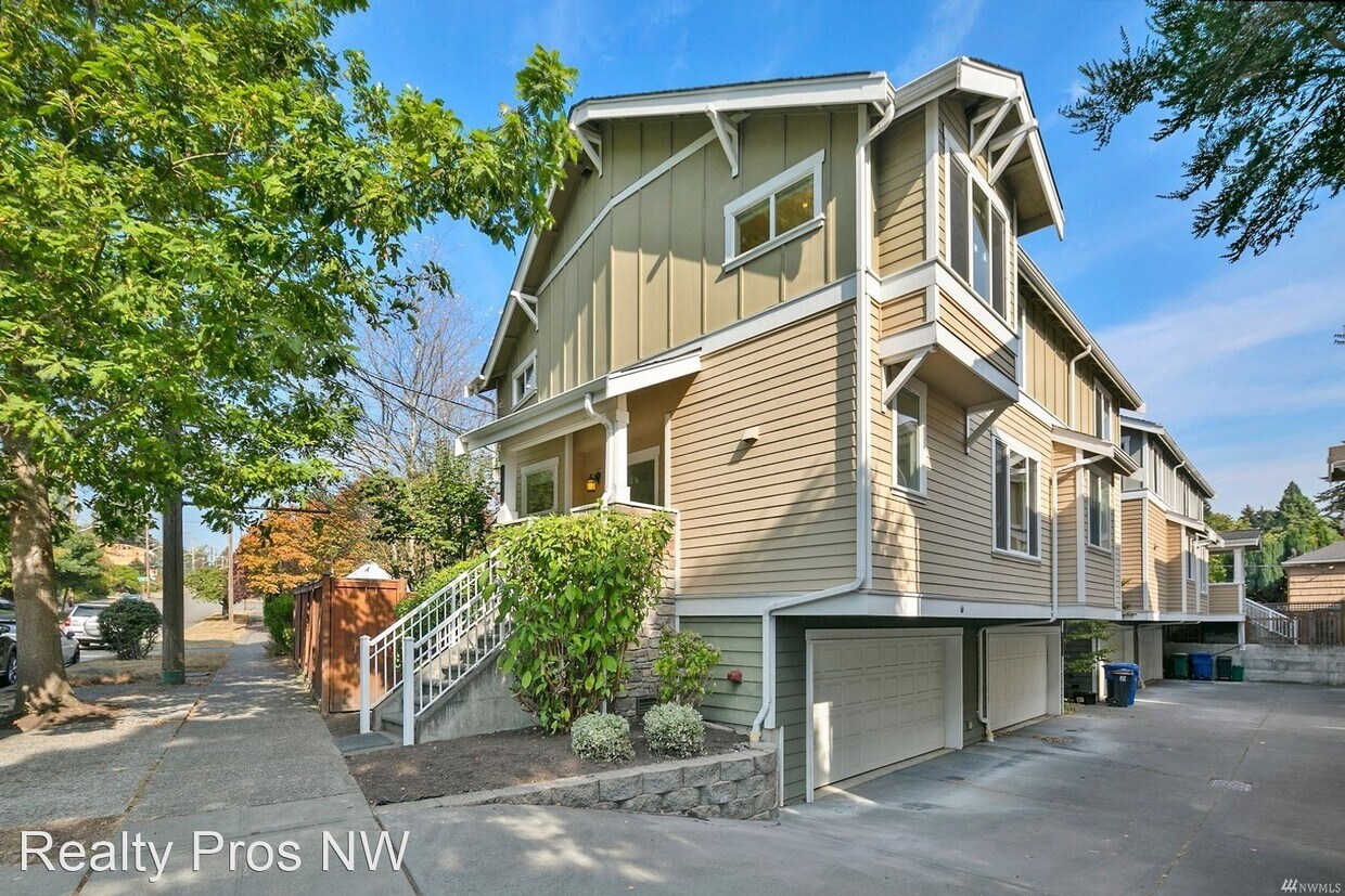 Primary Photo - 3 br, 2.5 bath House - 4504 NE 55th St #A,...