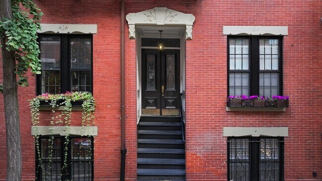 Building Photo - 33 Gray St