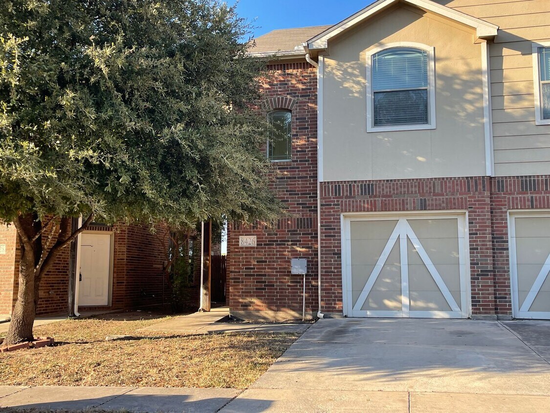 Foto principal - 8424-8426 Jay Street