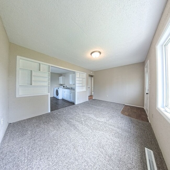 Building Photo - 2-Bedroom, 1-Bathroom Home Available