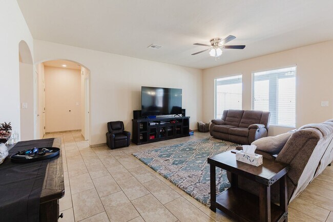 Foto del edificio - Meticulously kept 4 bedroom home with RV P...