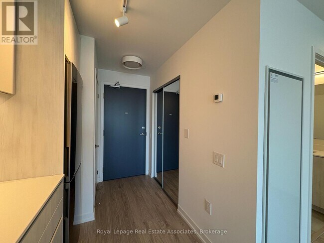 Photo du bâtiment - 2485-2485 Eglinton Ave W