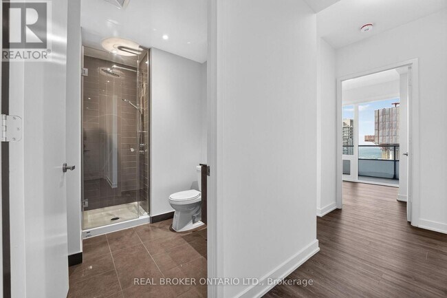 Building Photo - 448 Burnhamthorpe Rd W
