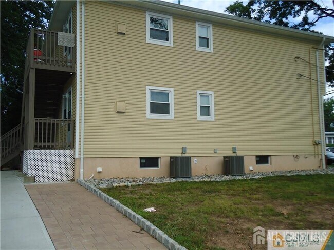 Building Photo - 207 Avenel St