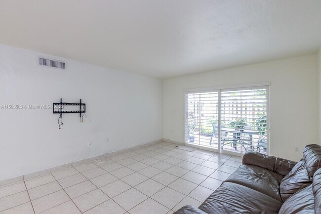 Foto del edificio - 6900 N Kendall Dr