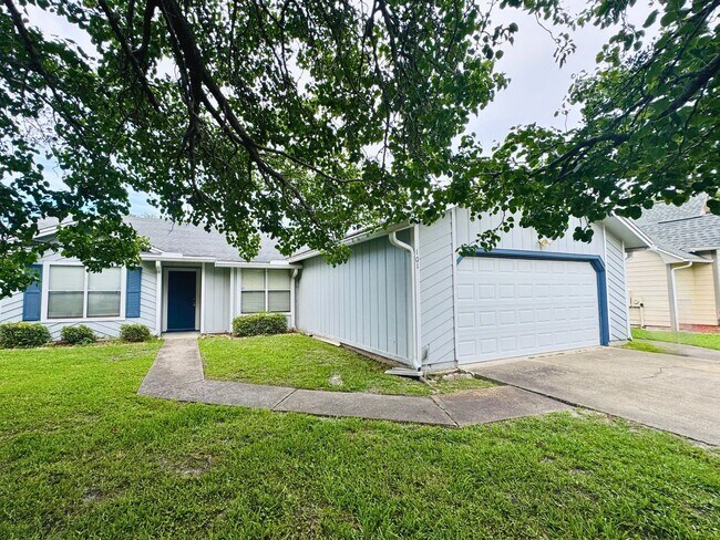 Foto del edificio - Charming 3 Bedroom, 2 Bath Home with Fence...