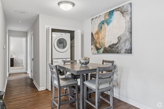Majestic -2BR, 1BA - 900SF - Dining Room - Royal Park - Students save up to 10%!
