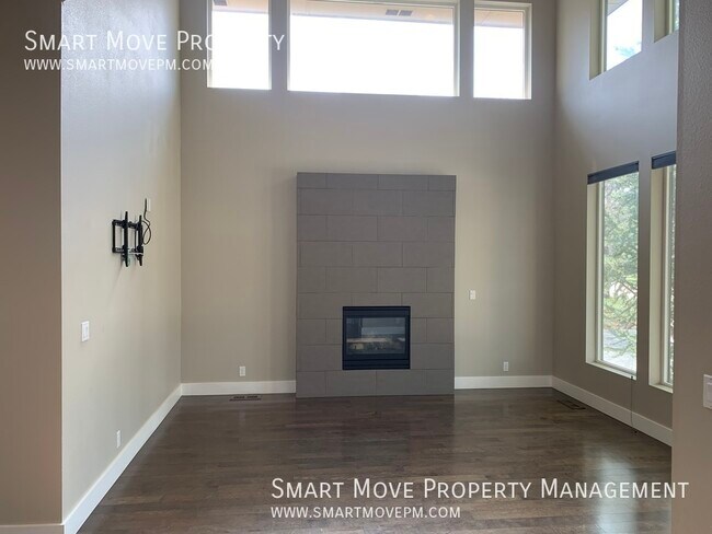 Building Photo - Stunning 3 bed home in Mill District at Ha...