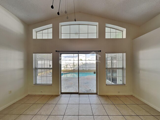 Foto del edificio - 16125 Dorchester Blvd