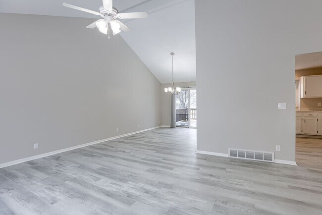 Building Photo - Bright Home With Spacious Living Areas Clo...