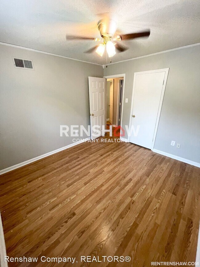 Building Photo - 3 br, 1 bath House - 494 S. Main St