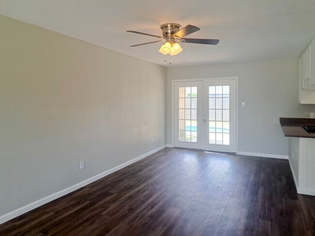 Foto del edificio - Spacious 3 bedroom 2 bath home w/ swimming...