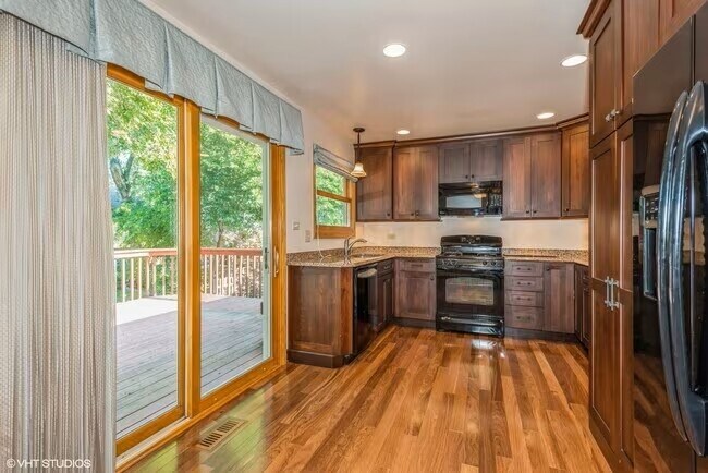 Foto del edificio - 1121 Needham Rd
