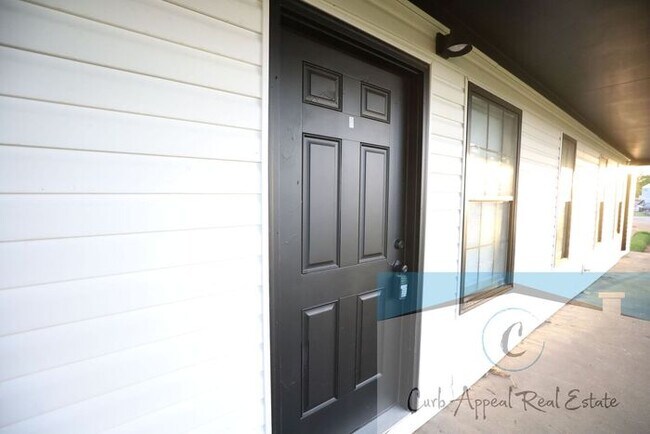 Foto del edificio - Recently renovated 1 bed, 1 bath apt - washer, dryer and utilities included!! HUD accepted!