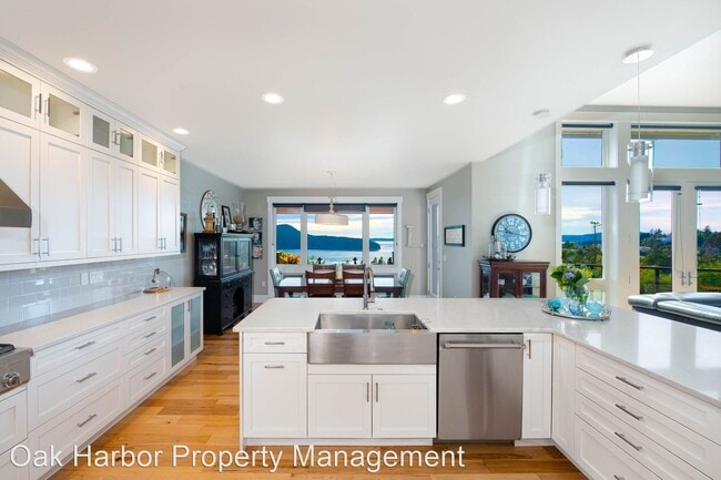 Building Photo - 5 br, 3.5 bath House - 4401 Marine Heights...