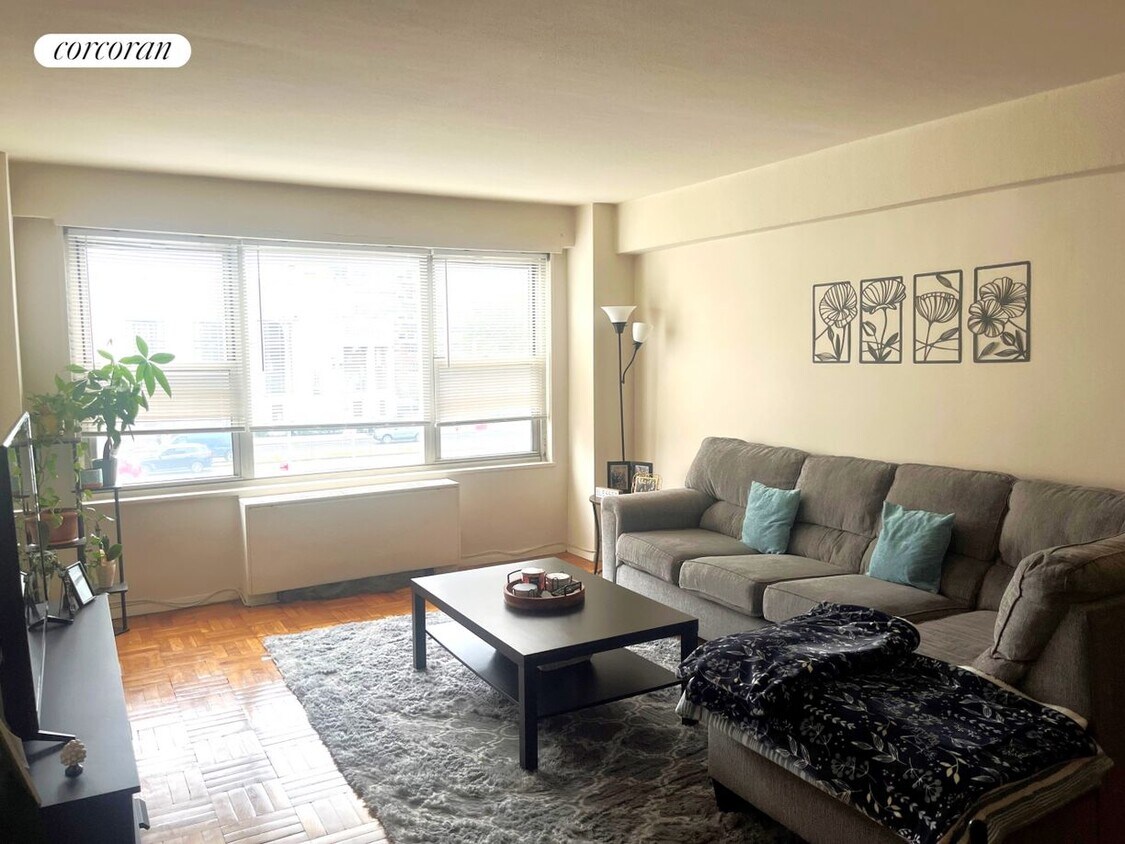 Primary Photo - 10740 Queens Blvd