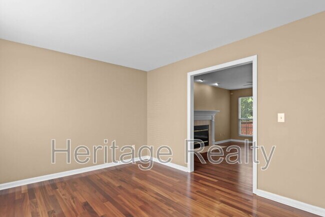 Building Photo - 2453 Maple Crest Ln