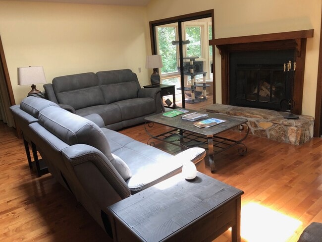 Building Photo - 33 Channel Ln