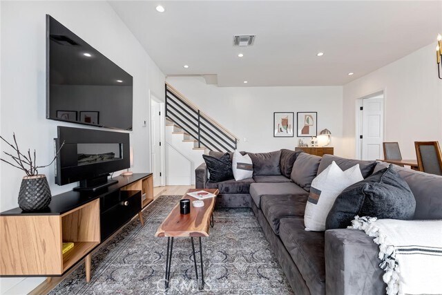 Foto del edificio - 8611 Rosewood Ave