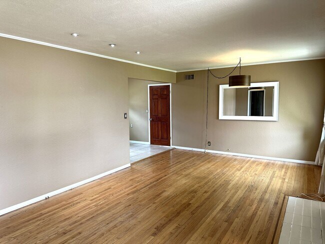 Building Photo - Spacious and Well Maintained 3 Bedroom Home in Orange