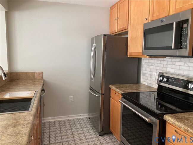 Building Photo - 14720 Village Square Pl