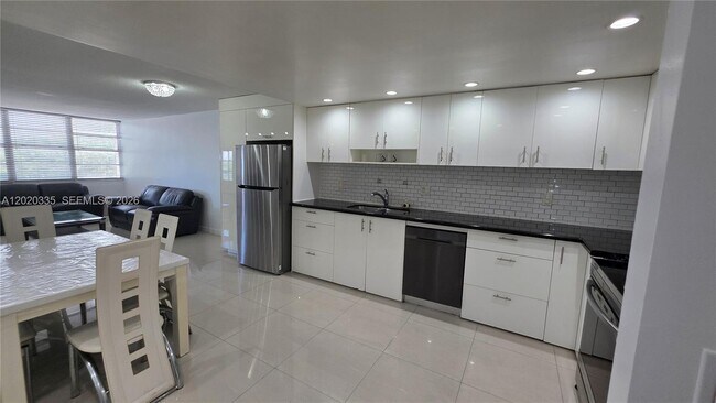 Foto del edificio - 1351 NE Miami Gardens Dr